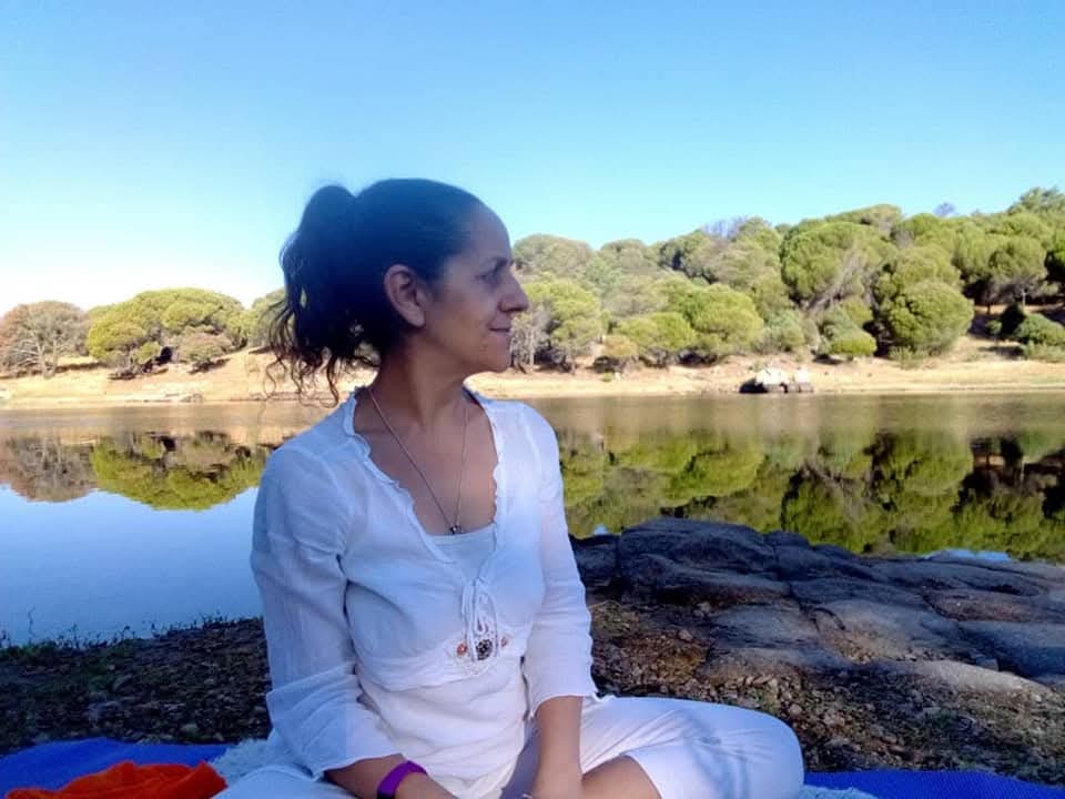 Charo meditando junto al lago