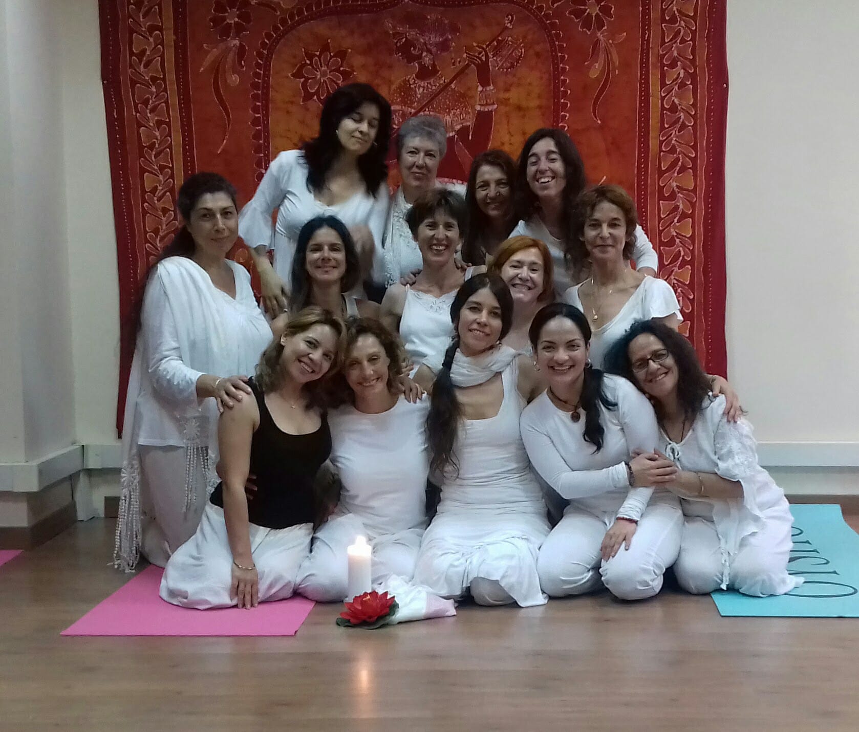 Mujeres practicando Kundalini Yoga para la menopausia en Madrid