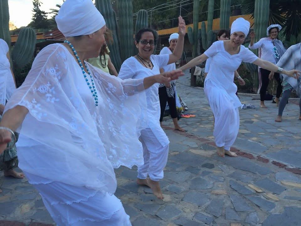 Mujeres practicando kundalini yoga